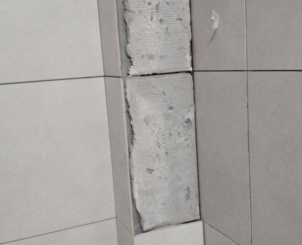 尖扎瓷砖空鼓维修公司分享下瓷砖施工前基层浇水润湿程度不足，可能导致以下问题